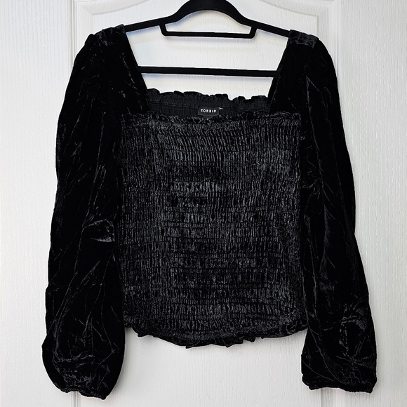 TORRID Womens Long Sleeve Velvet Smocked Blouson Sleeve Crop Top, Black - Picture 5 of 10